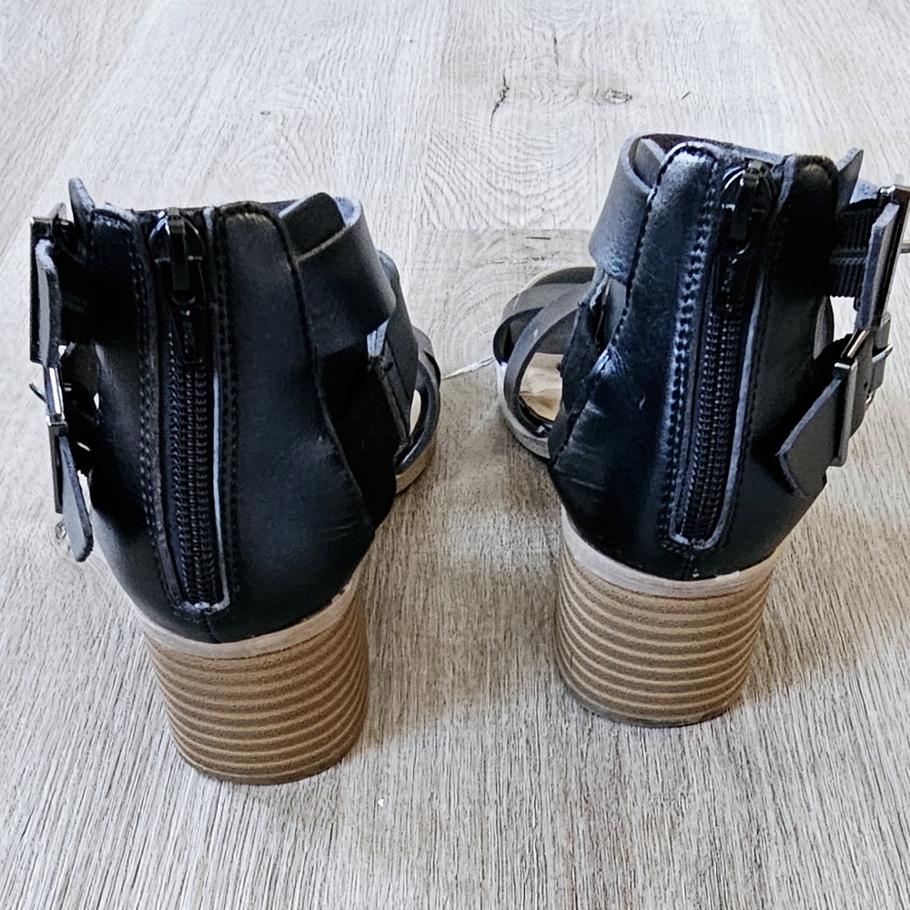 Size 7 Material Girl Strappy Heeled Sandals - Picture 6 of 9